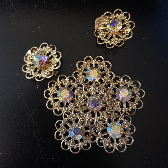 Vintage Aurora Borealis Rhinestone Filligree Brooch and clip Earrings 1950’s set - Picture 5 of 5